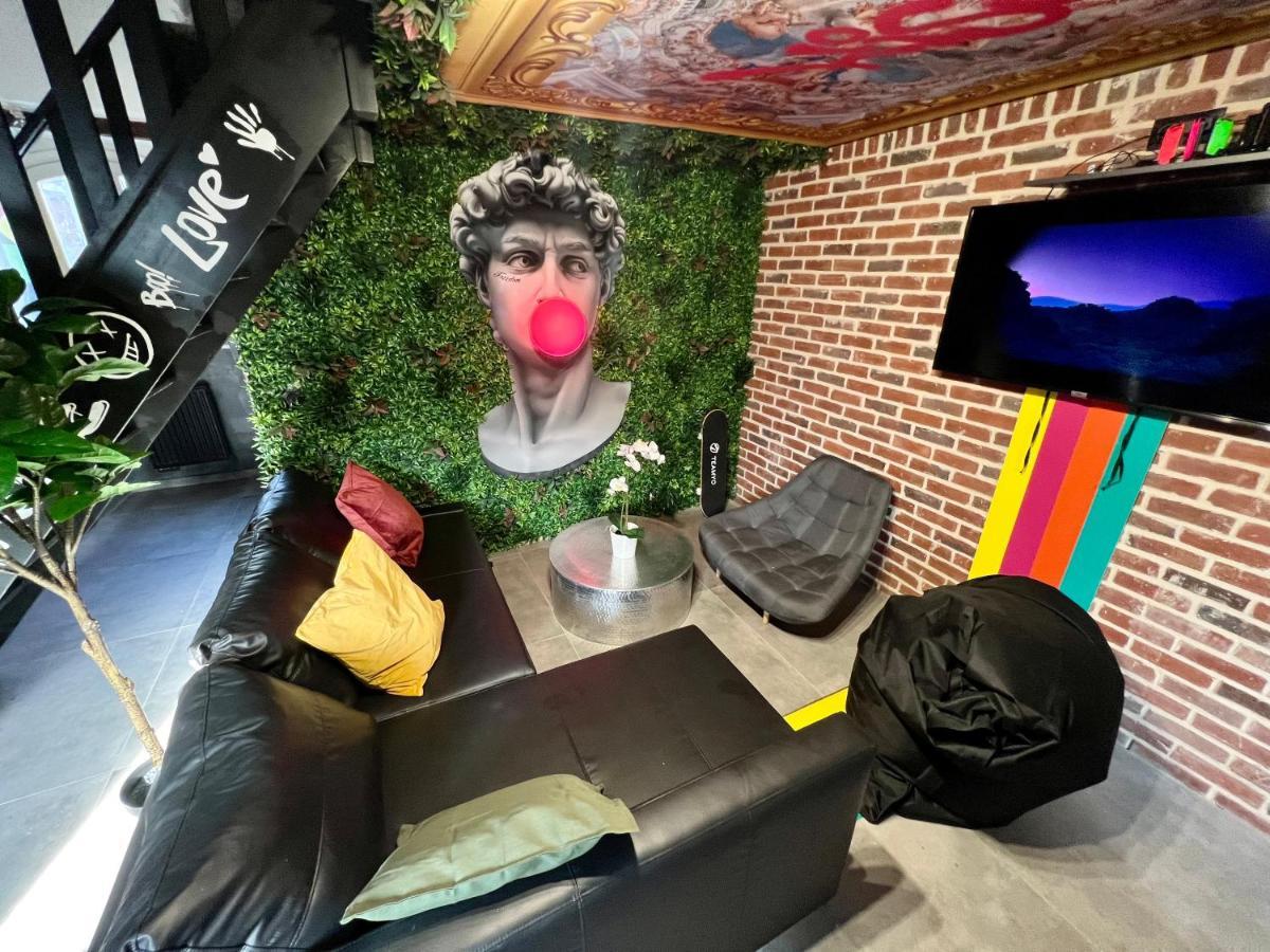 Capsule Art Deco - Jacuzzi - Netflix - Home Cinema - Arcade De Jeux & Nintendo Switch - 2 Chambres - Filet Suspendu ヴァランシエンヌ エクステリア 写真