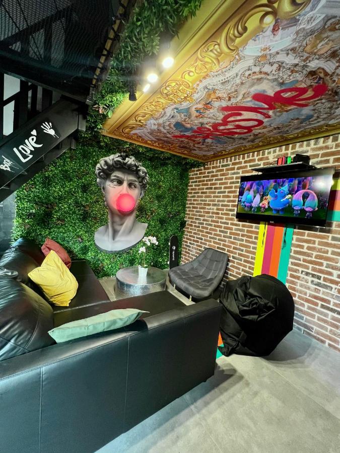Capsule Art Deco - Jacuzzi - Netflix - Home Cinema - Arcade De Jeux & Nintendo Switch - 2 Chambres - Filet Suspendu ヴァランシエンヌ エクステリア 写真